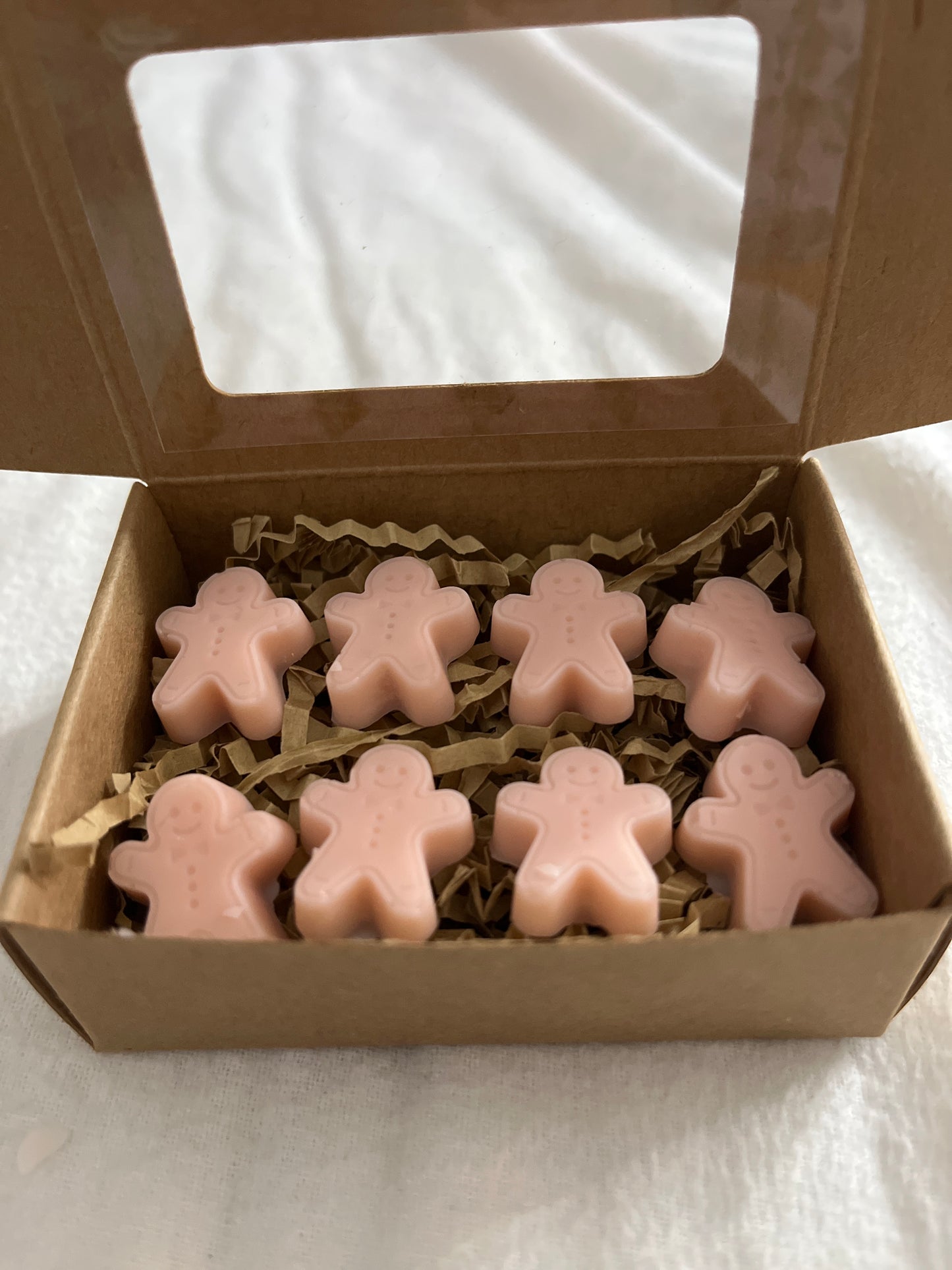 8 Mini gingerbread men in the scent “gingerbread”