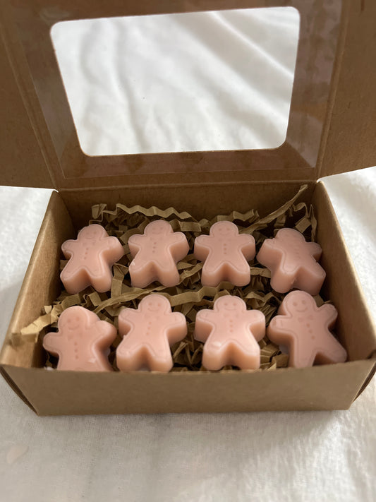8 Mini gingerbread men in the scent “gingerbread”